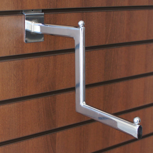 stepped garment arm for slatwall